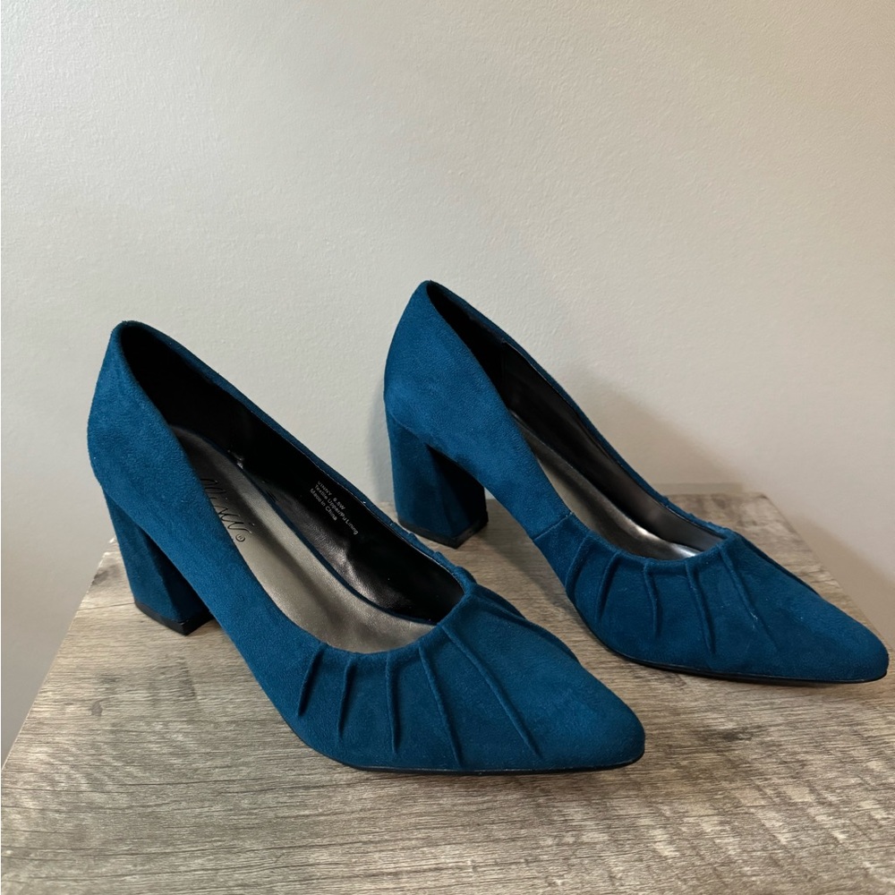 Size 8.5 Vinny suede texture teal color casual pump Bellini